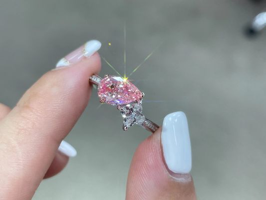 اللون الوردي والبيض الكمثرى 1.5ct المختبر الكبار صنع الرجل الماس الاصطناعي مع 18K الذهب الأبيض الخاتم الموضة