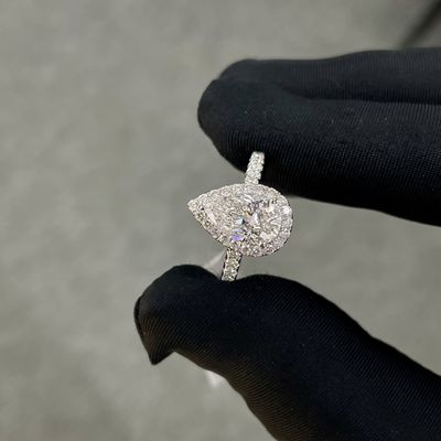18 كارت زراعة الماس الأبيض خاتم النساء 1.53ct E VS1 شكل بيرة كامل الماس بيزل مجموعة نمط