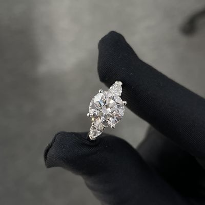 حلقات ماسة مزروعة في المختبر 3.01ct CVD بيضاء F VS2 ثلاثية الحجارة مستديرة